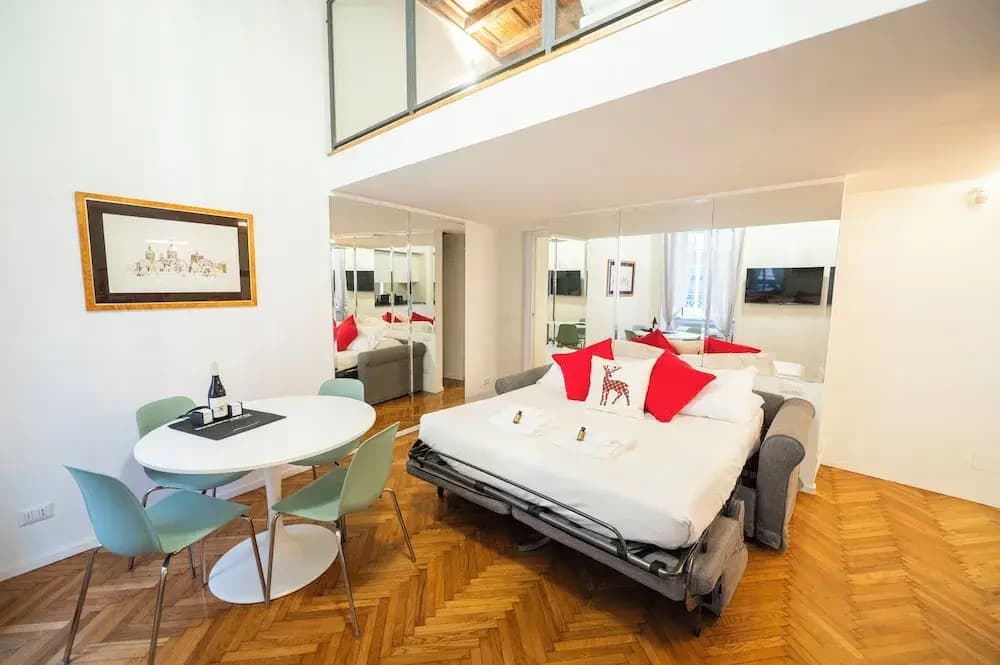 Spanish Steps Romantic Nest With Balcony - photo 8