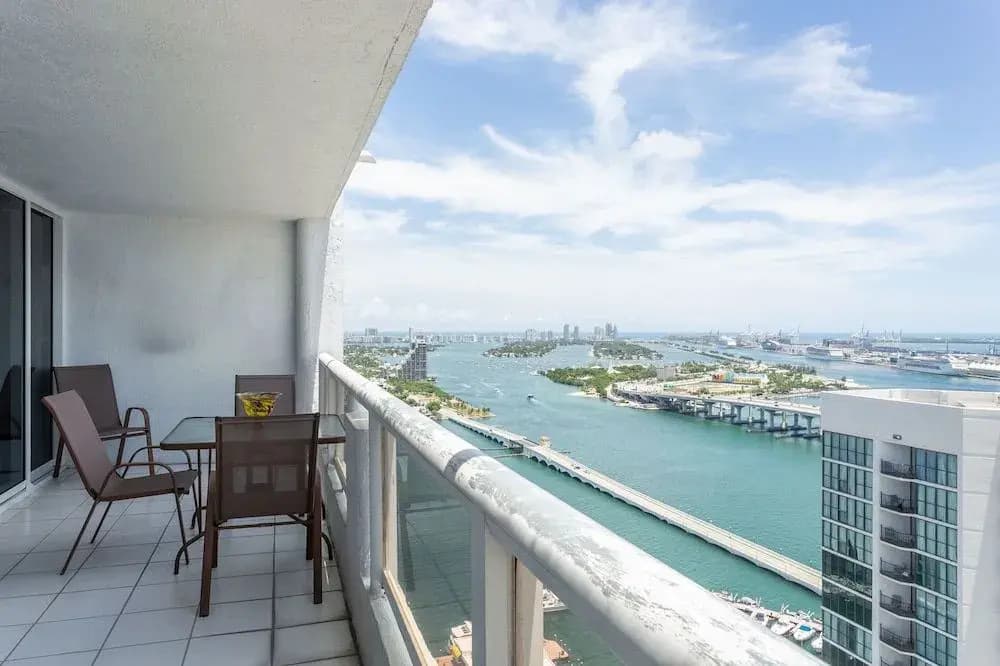 Bayfront Gem With Balcony and Pool - photo 6