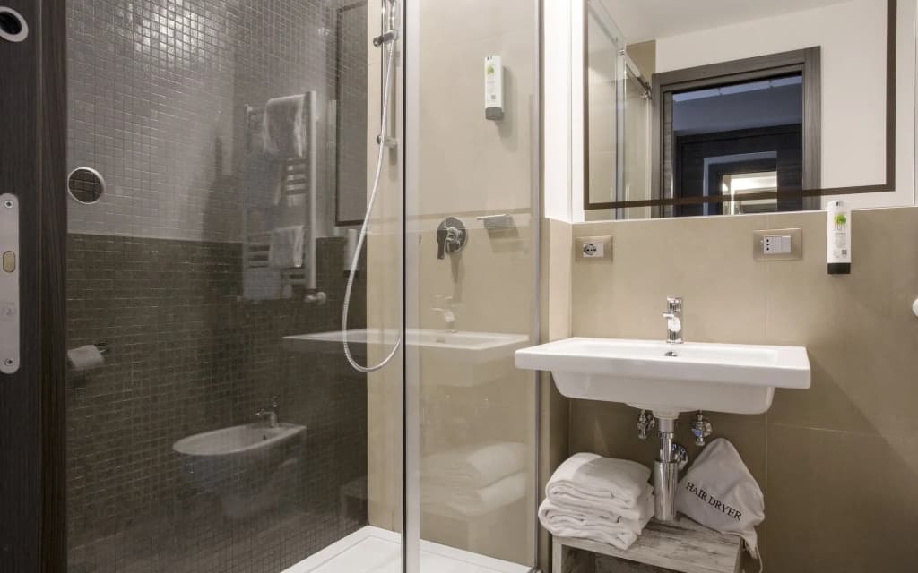 The Guardian Hotel - photo 21