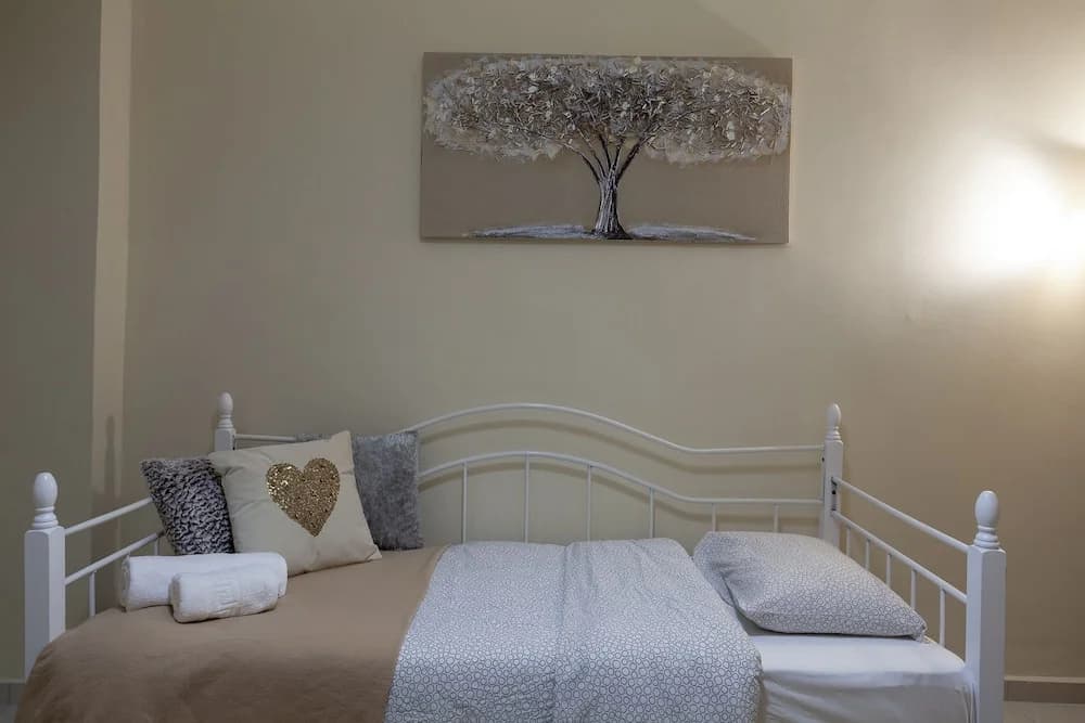 Renovated & Cool Flat In Ideal Location - photo 3