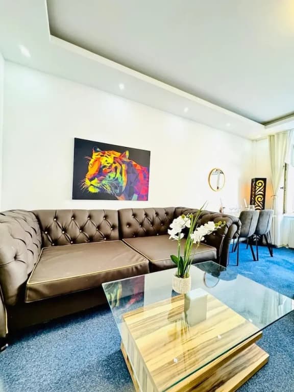 Spacious 7BR Apartment Prime Location - photo 2