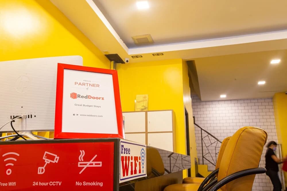 RedDoorz The Readers Cafe and Rooms - photo 11