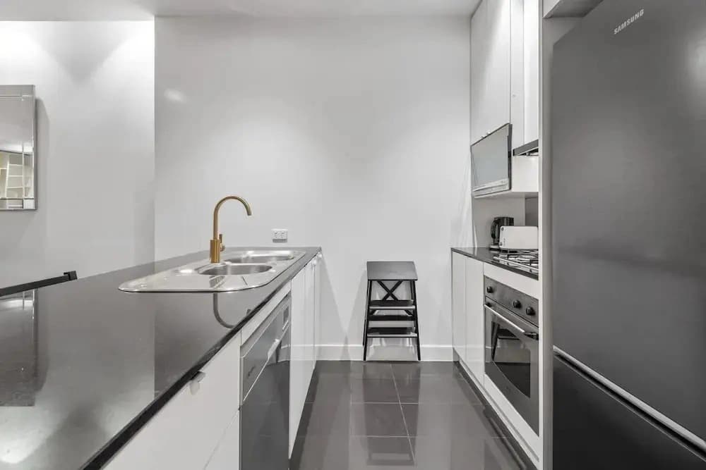 Stylish and Spacious 2-bed Apartment Melbourne - photo 12
