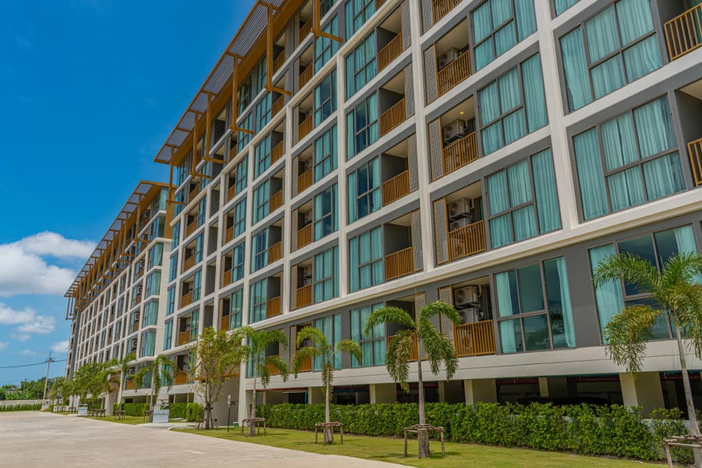 1BR Ozone Oasis Pool Gym & Beach Shuttle Apartments - photo 2