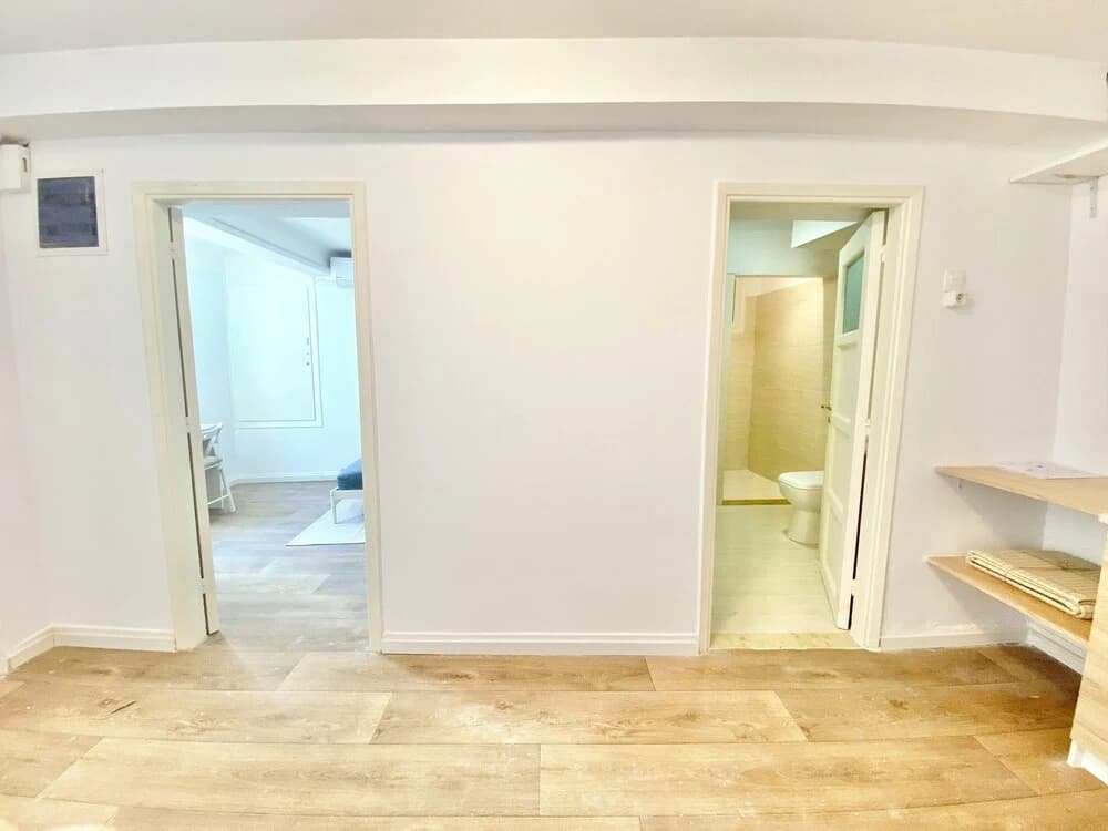 Quiet Flat With Outdoor Space in Central Athens - photo 2
