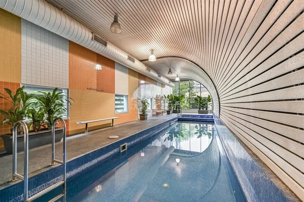 Melbourne CBD 2BR Apt With Pool & Gym Access - photo 8