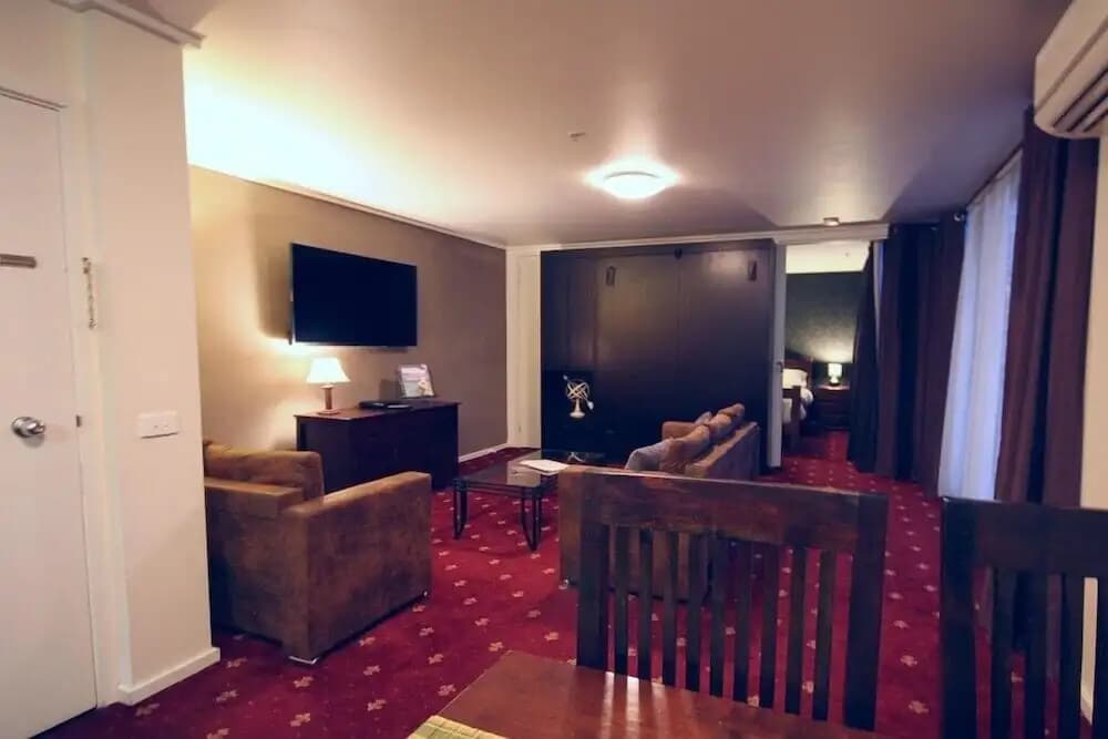 Melbourne Stays - City Point Suite - photo 23