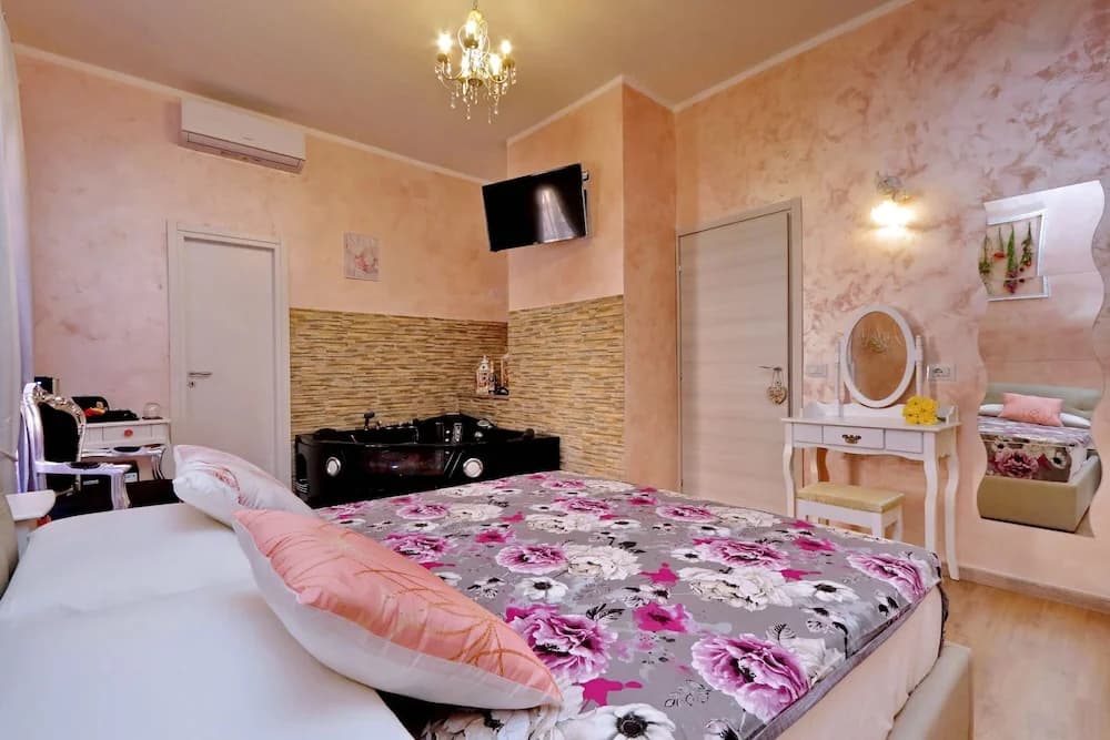 Chilling Hot Tub Suite - photo 4