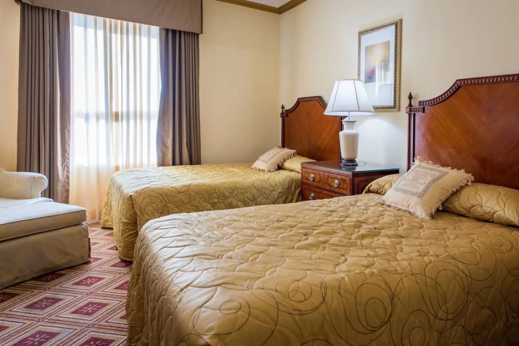 Embassy Hotel - photo 4