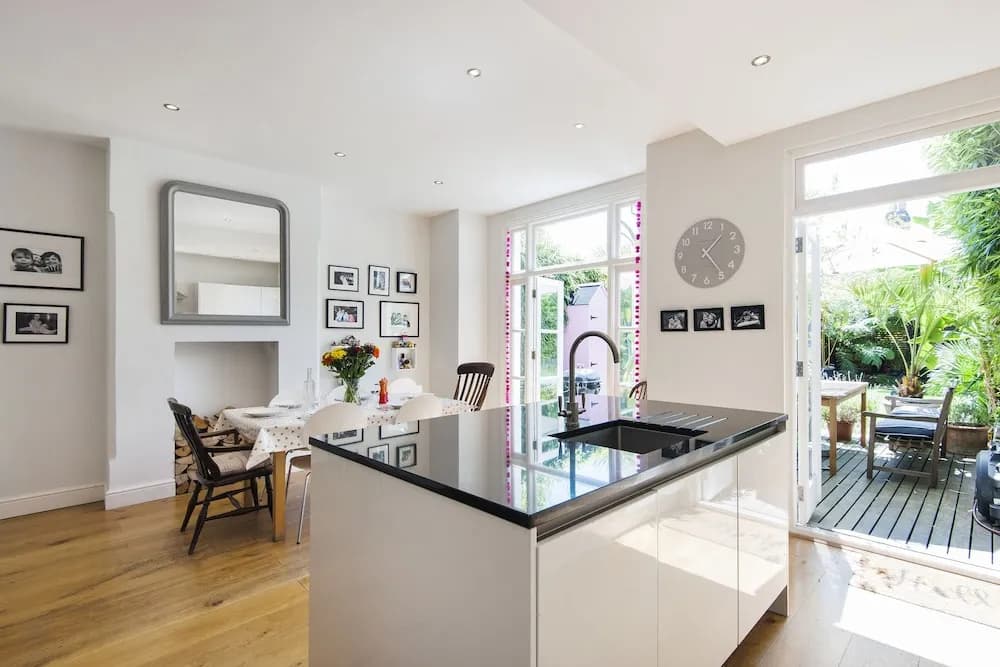 Enchanting Southfields Home by King George's Park - photo 17