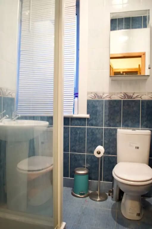 Newly Refurbed Home With Free Parking - photo 5