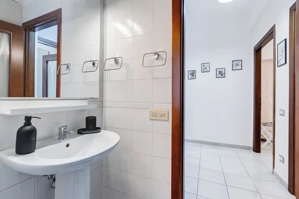 Cozy 2-Bedroom Flat with Balcony - photo 8