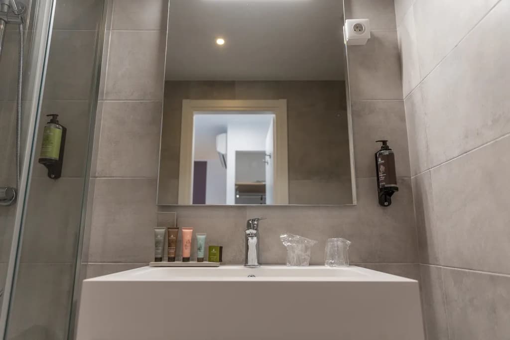 The Alcove Hotel - photo 9