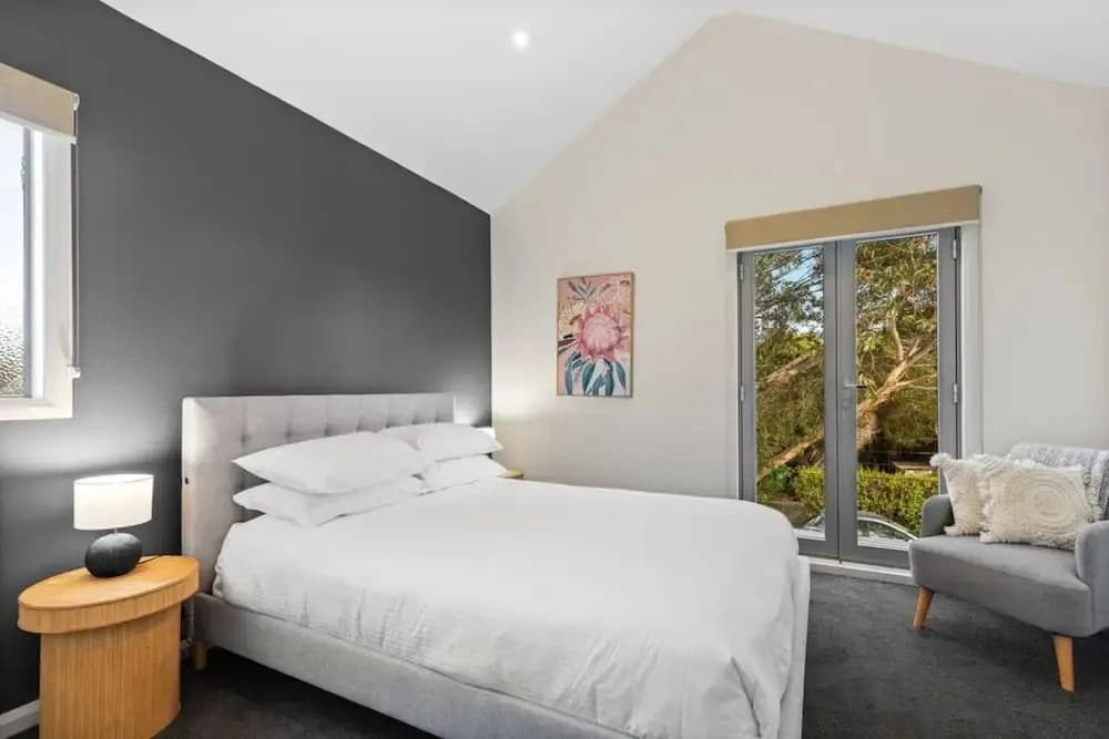 Chic 2-bed Home By Bustling Shops - photo 4