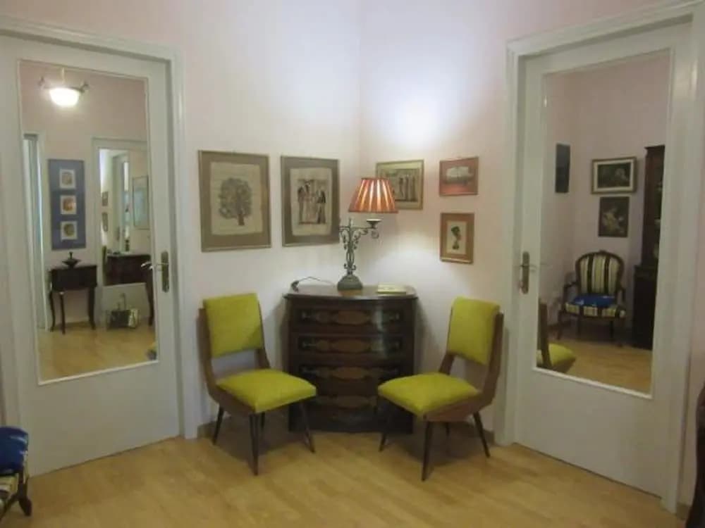 Marion-Athenian Style Apartment - photo 3