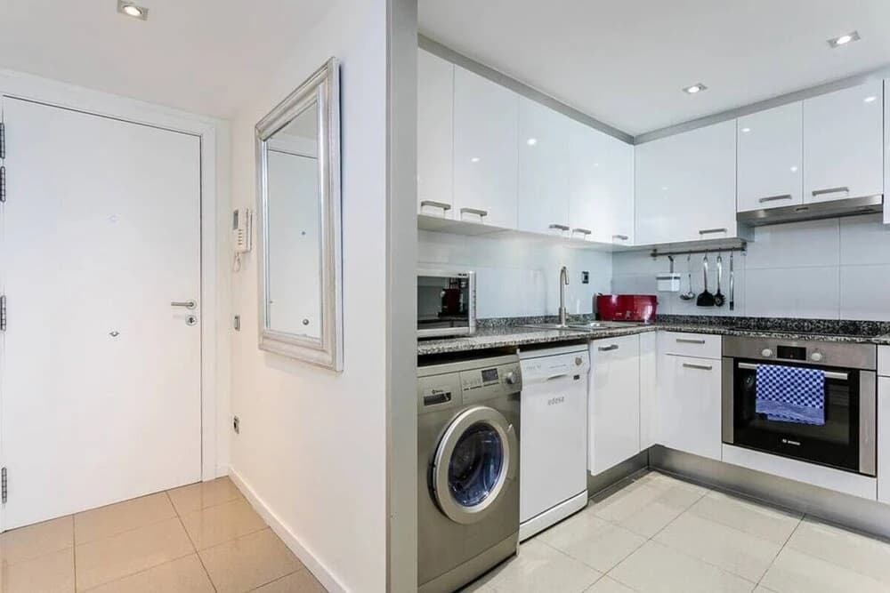 Stylish 2bed/2bath With Swimming Pool - photo 14