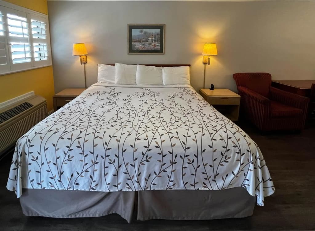 Van Ness Inn - photo 17