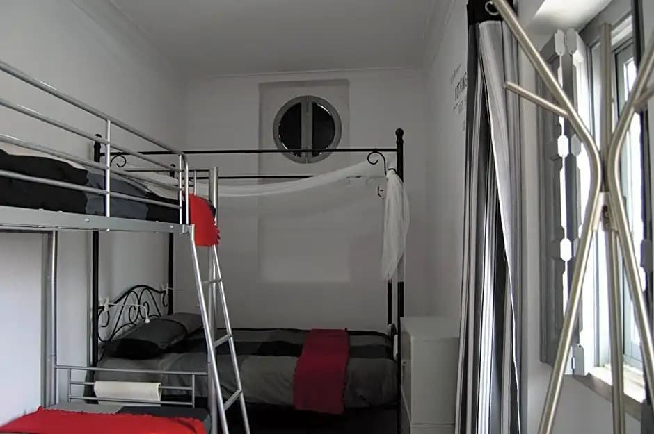Lisbon Hostel Terminal 3 - photo 3
