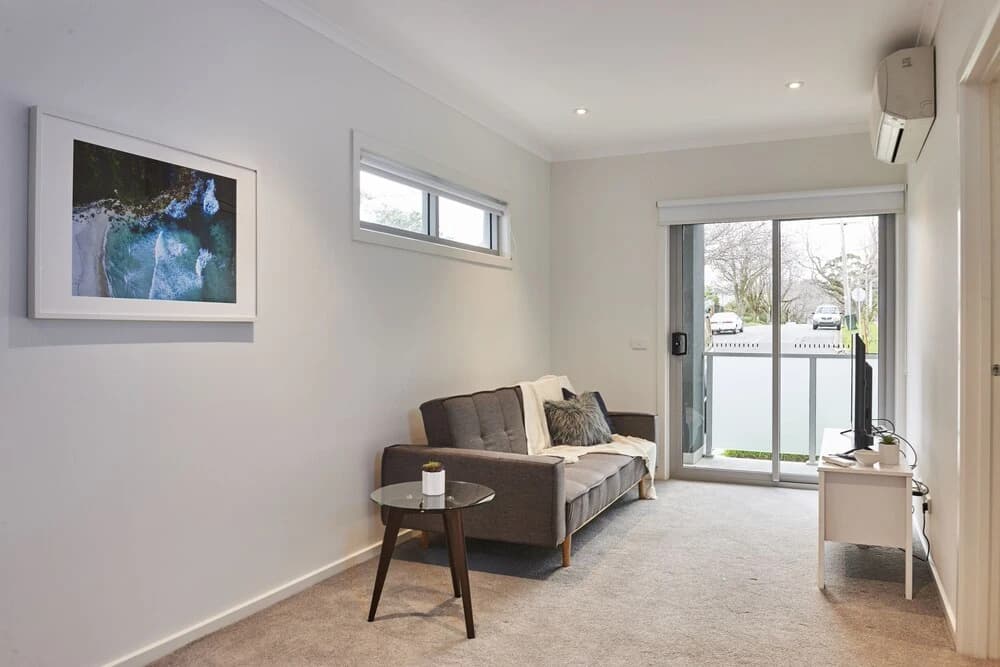 Bright and Updated 1 Bedroom Apartment - photo 2