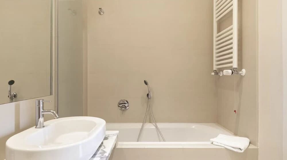 Charming 3-bed Apartment in Milano - photo 8