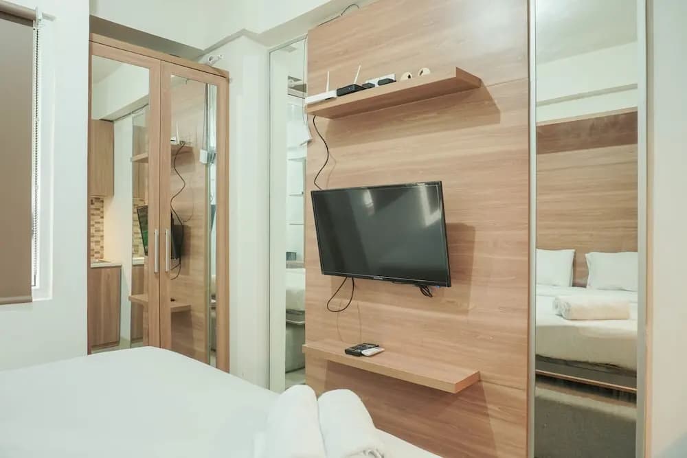 Lovely and Strategic Studio at Green Pramuka Apartment - photo 4