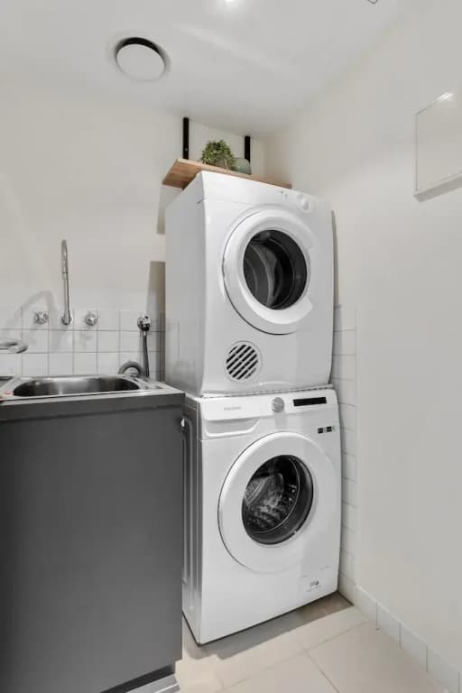 Central Southbank 1-bed Apartment - photo 4