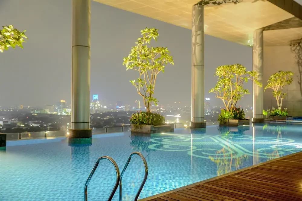 Elegant Four Winds Apartment with Infinity Pool Facility - photo 10