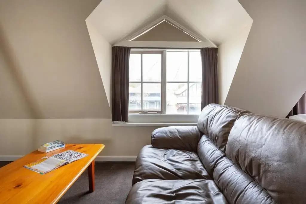 Upstairs Studio Apartment with street access - photo 11