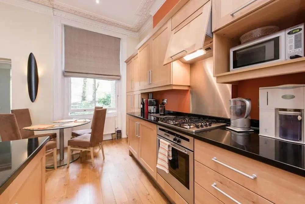 Inviting 1BD Hideaway Kensington Olympia! - photo 4