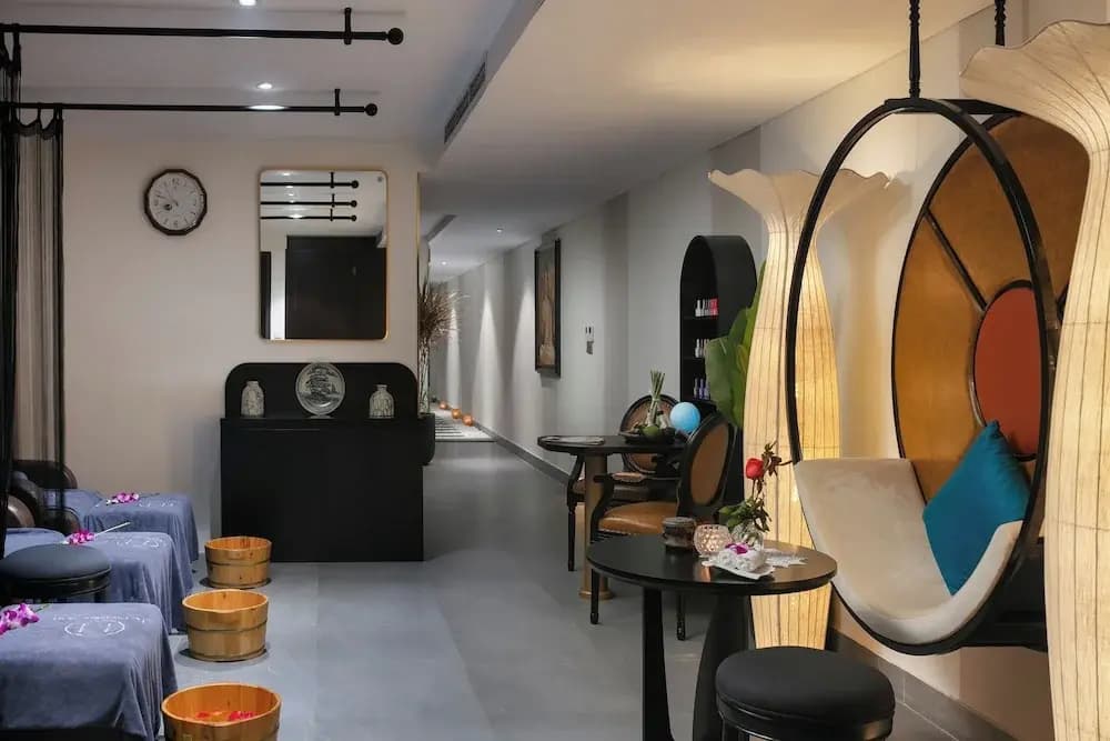 Le Premier Hotel & Rooftop Bar - photo 16