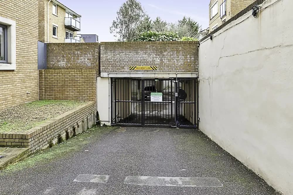 Charming Centrally Located Wimbledon Flat - photo 1