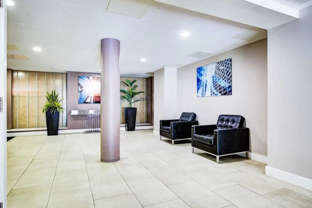 Modern Greenwich Flat With Parking - photo 2