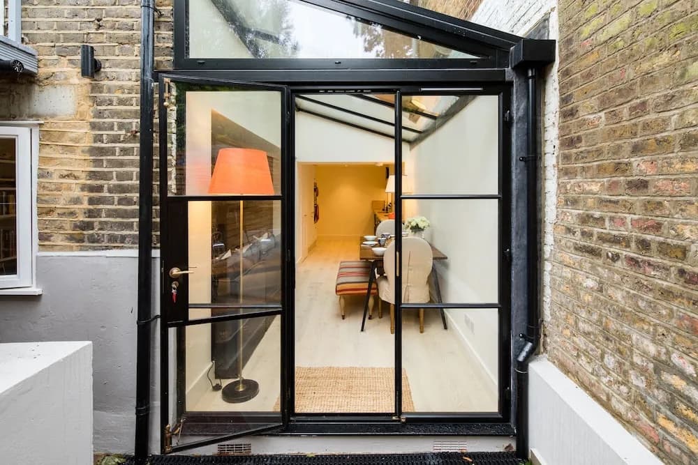 Quiet Classical/modern Designer Garden Flat - photo 14