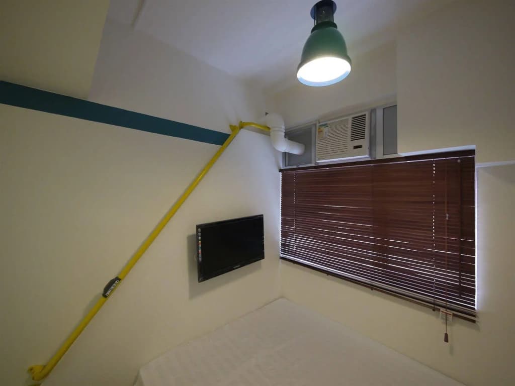 Panda's Hostel - Hot Dog Bus - photo 12