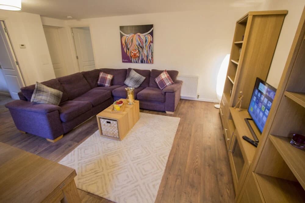This fantastic 3 bed ground floor apartment has private parking too! - photo 5