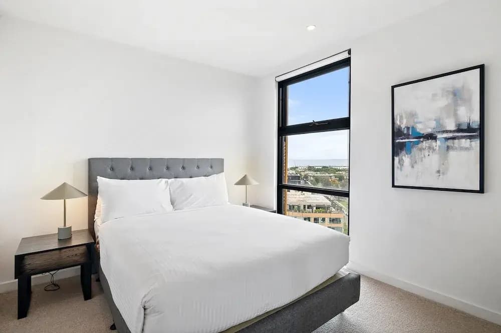 Renovated 2-bed Apartment With Balcony - photo 3