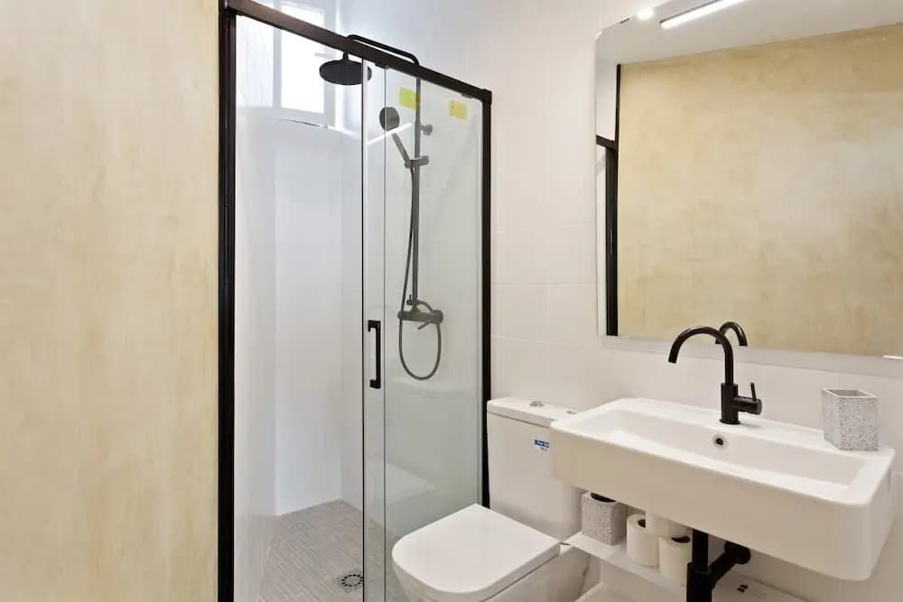 Modern 1 Bed Apt, Sleeps 4 nr Lavapies - photo 7