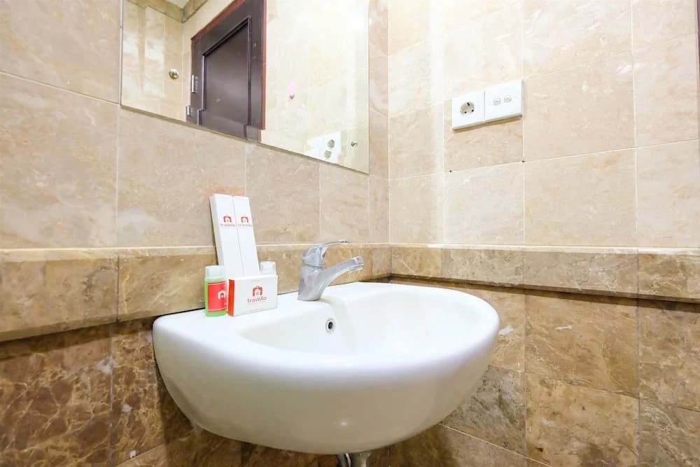 Spacious Riverside Pluit Apartment - photo 6