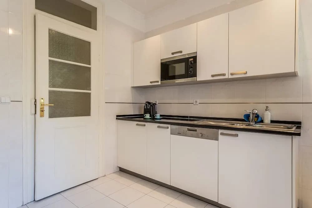 JOIVY Lovely 3BR Apt w/ workspace, nearby Botanical Garden of Lisbon - photo 1