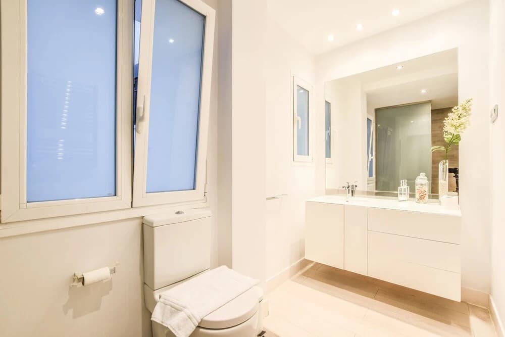 Room to Rent Bernabeu Spacious Apartment - photo 9