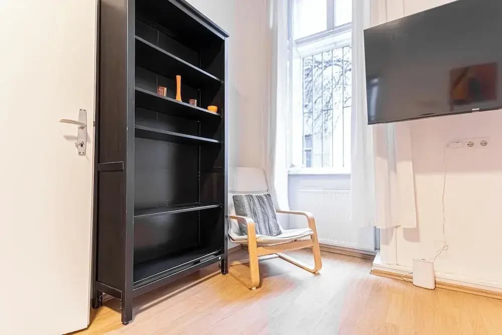 Cozy 2BR Apt With Great Connectivity - photo 15