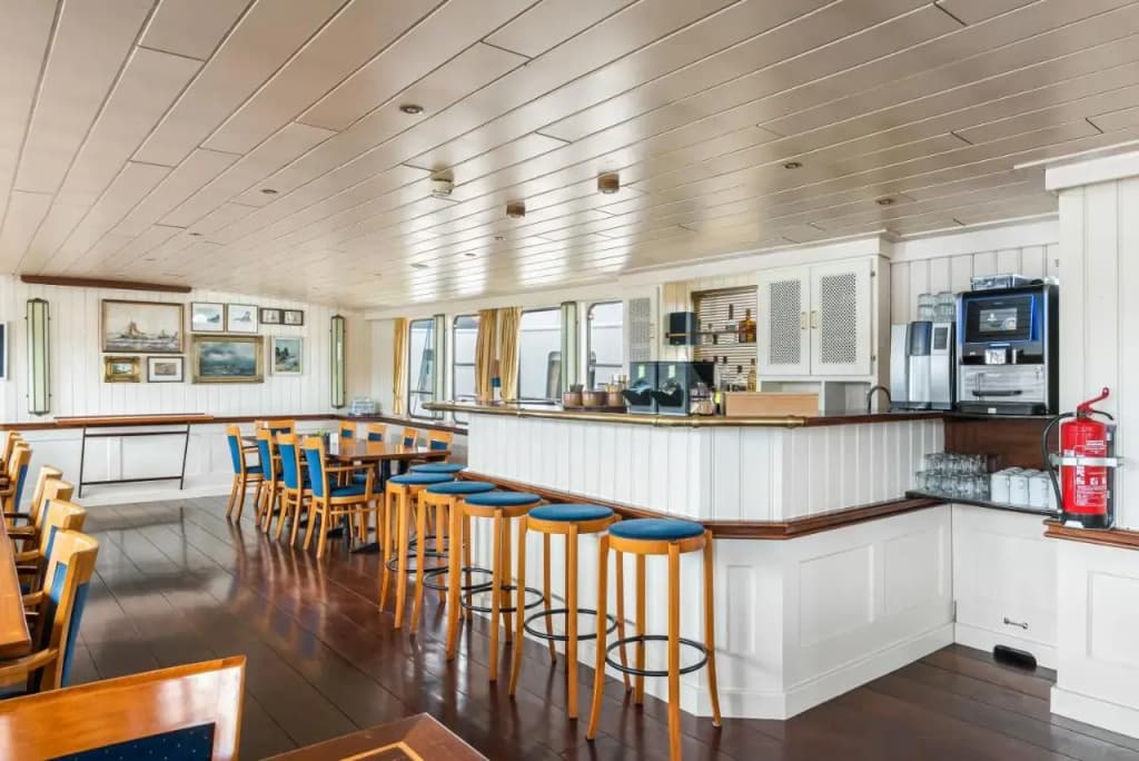 Botel Sailing Home - photo 18