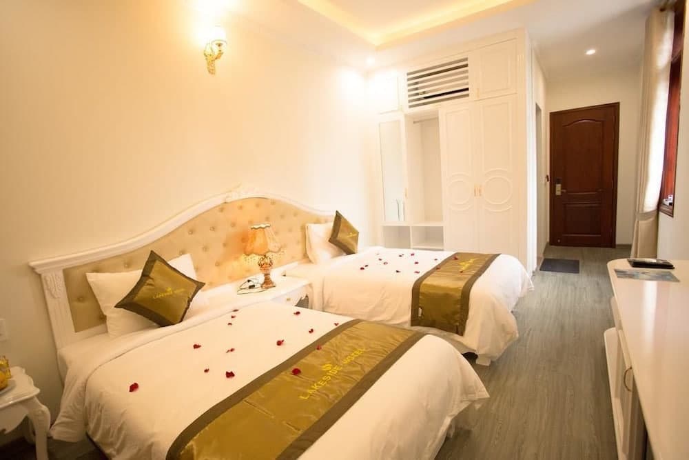 Lakeside Hotel - photo 2