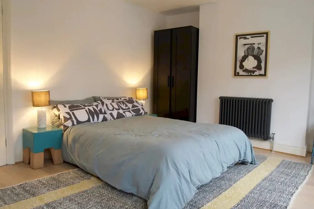 Elegant 2 Bed Close to Chatsworth Road - photo 1