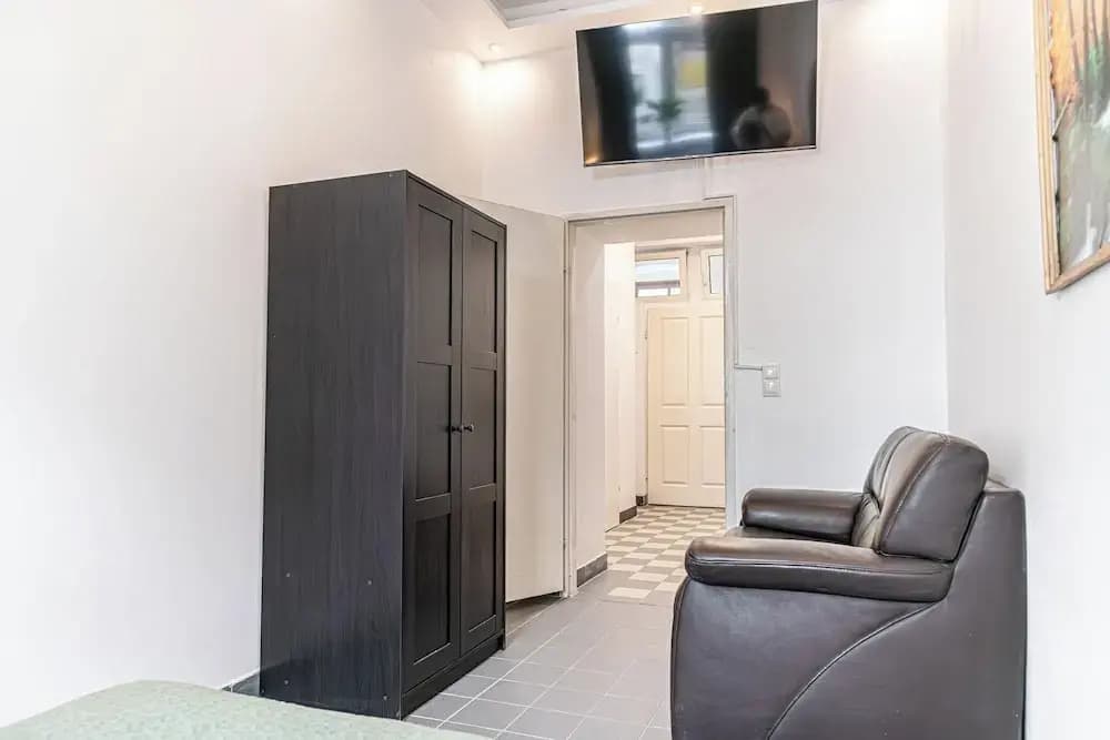 Modern Studio with Easy City Access - photo 9