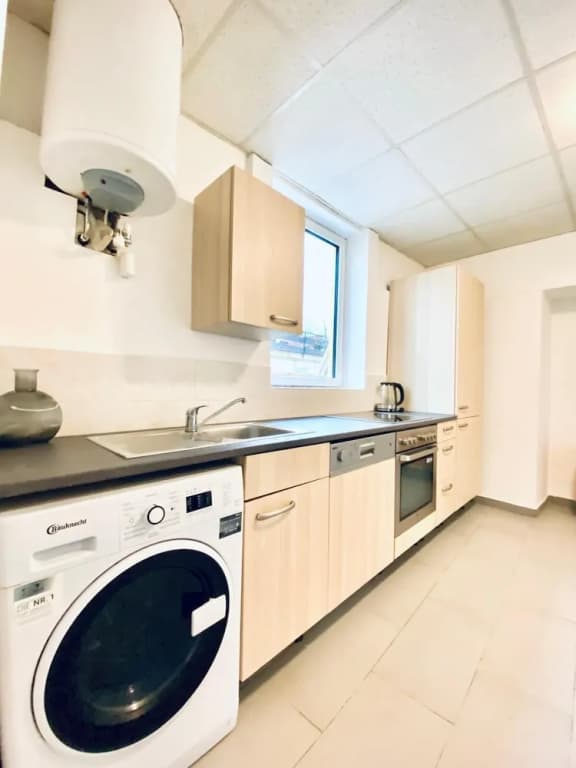 Stylish Shared 3-Bedroom Stay Near City - photo 40