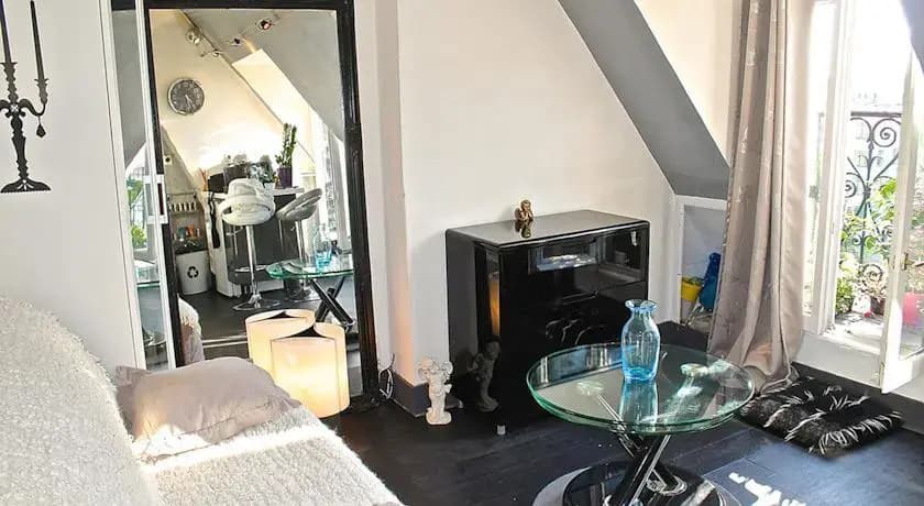 Charming Studio With Two Balconies - photo 3
