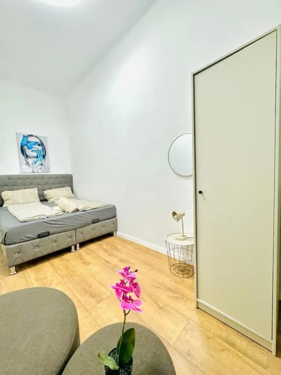 Stylish 9BR Apartment for 18 Guests - photo 20