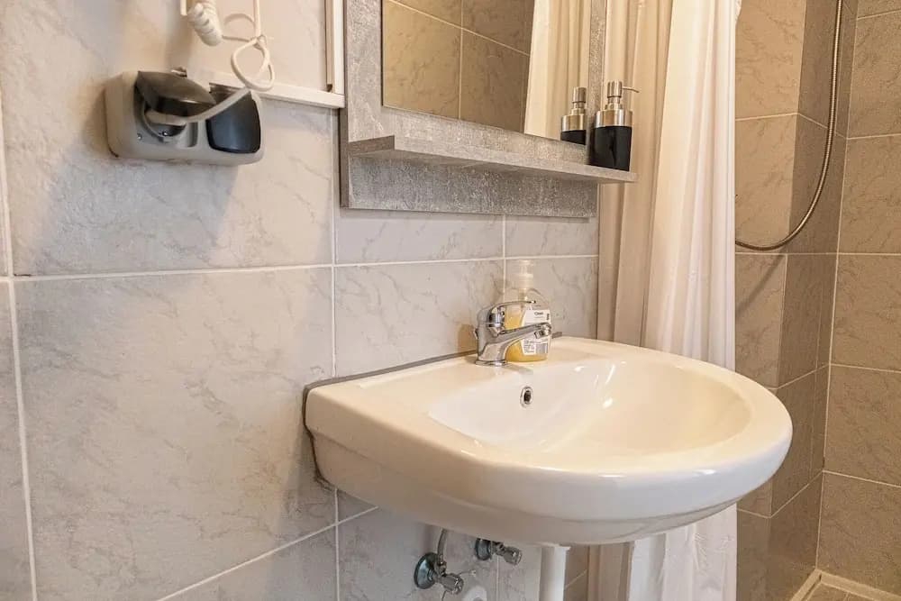 Elegant 3BR Apt Steps from Hauptbahnhof - photo 6