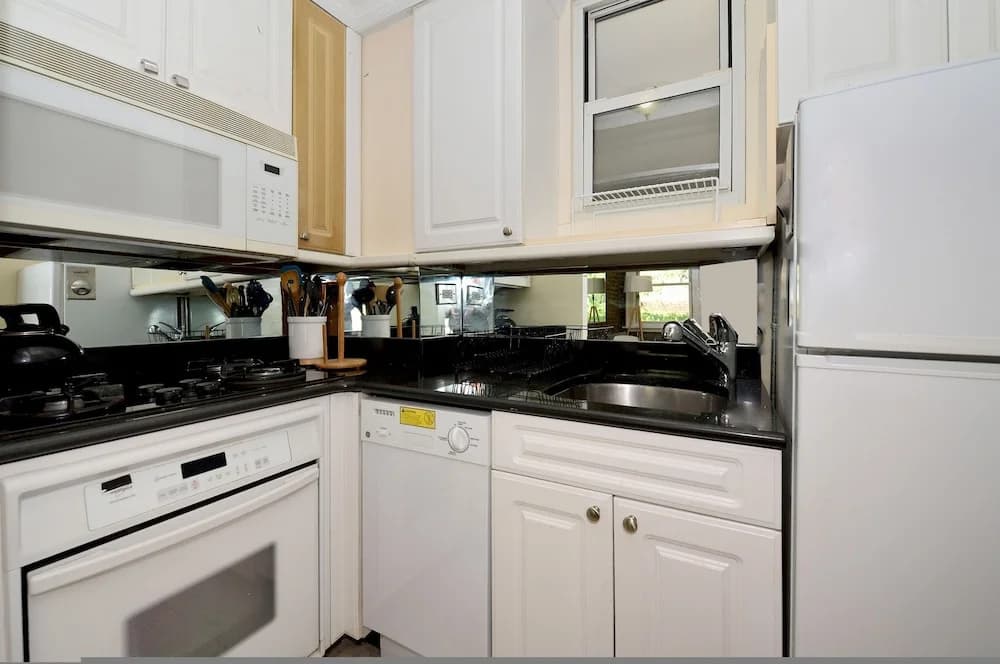 Charming 3-bedroom Apartment in Midtown West - photo 3
